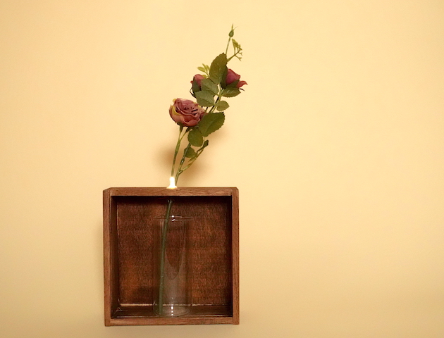お花を挿すと光る花瓶
